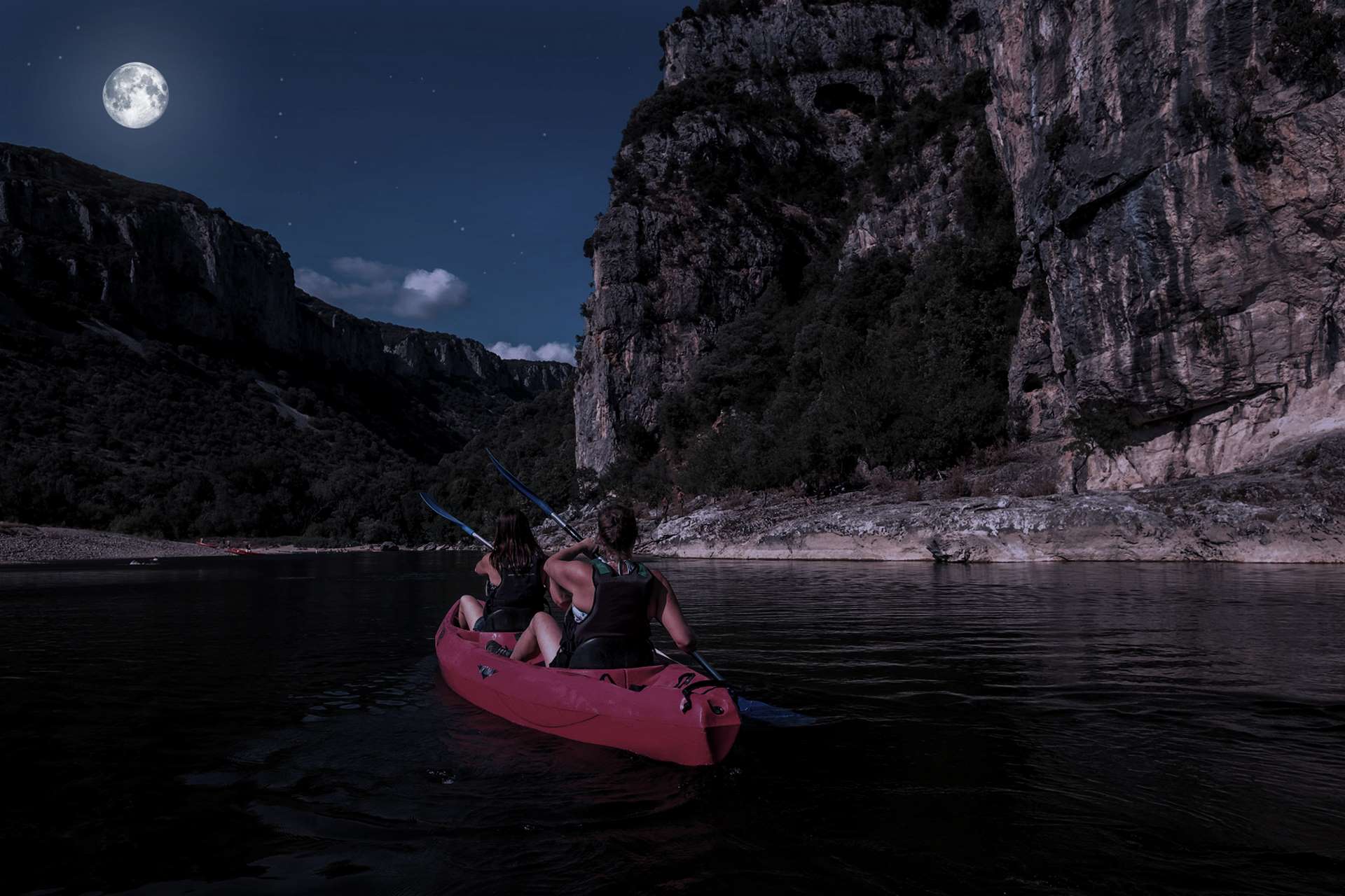 Gorges de l Ardèche Pagayer au clair de lune sous le Pont d Arc