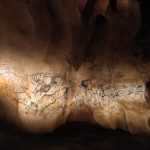 © 92 animaux en mouvement sont représentés dans le panneau des lions, salle du fond - Patrick Aventurier - Grotte Chauvet 2 Ardèche