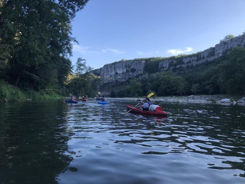 Descente en canoë de soirée accompagnée d’un moniteur