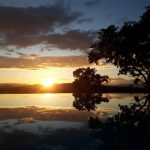 © Coucher de soleil sur la piscine - Mas de la Fontenette