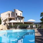 © Hôtel avec piscine en Ardèche - SAS Hôtel de vacances