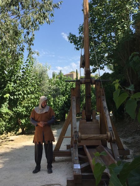 Tir de bonbons au trébuchet au Château des Roure