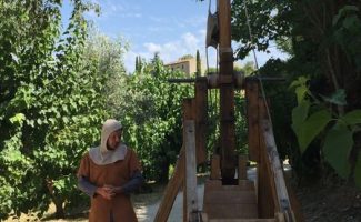 Tir de bonbons au trébuchet au Château des Roure