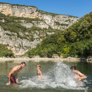 Baignade dans les Gorges de l'Ardèche ©Matthieu Dupont